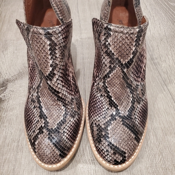NEW Jeffrey Campbell Rosalee Snakeskin Ankle Boots - Picture 3 of 5